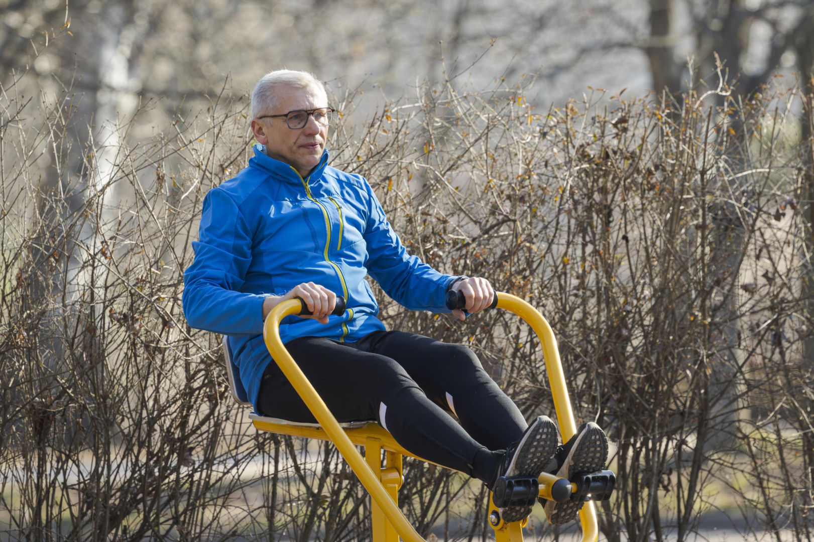 Senator Kwiatkowski na siłowni pod chmurką. "Gubię zimowe kilogramy"