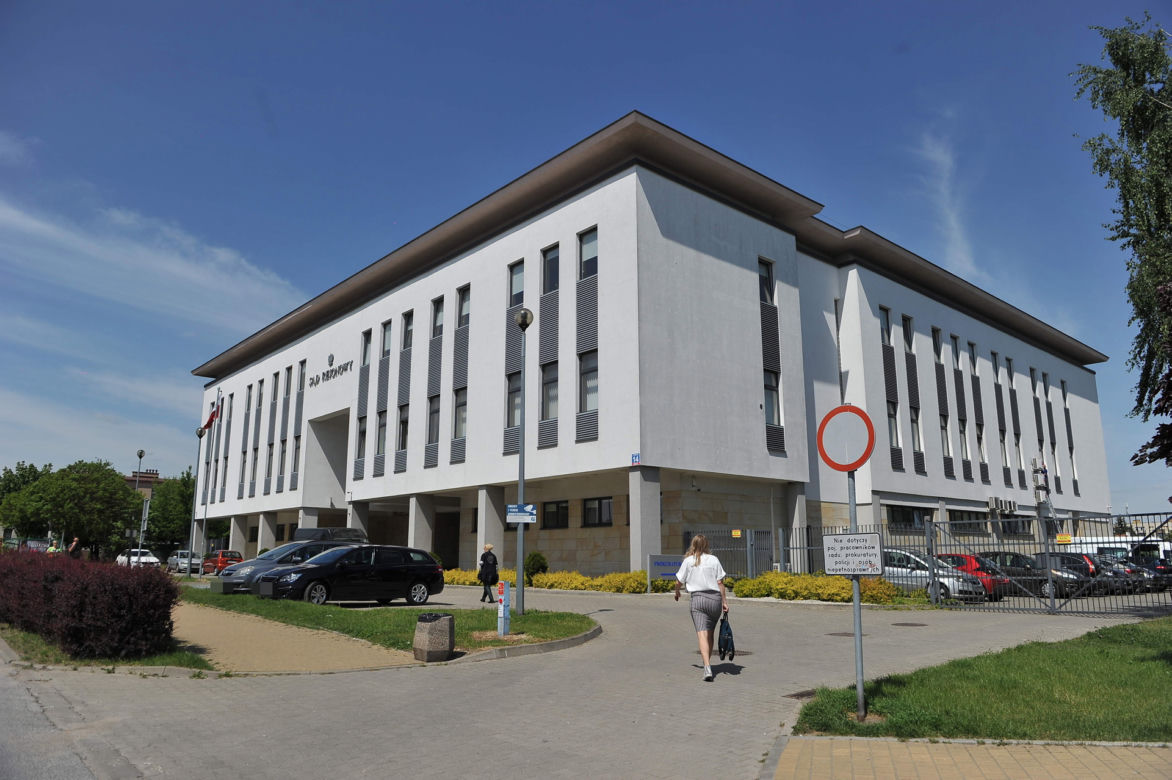 „Boję się jeździć tym przejazdem”. Świadkowie zeznają w sprawie wypadku na przejeździe w Manach 