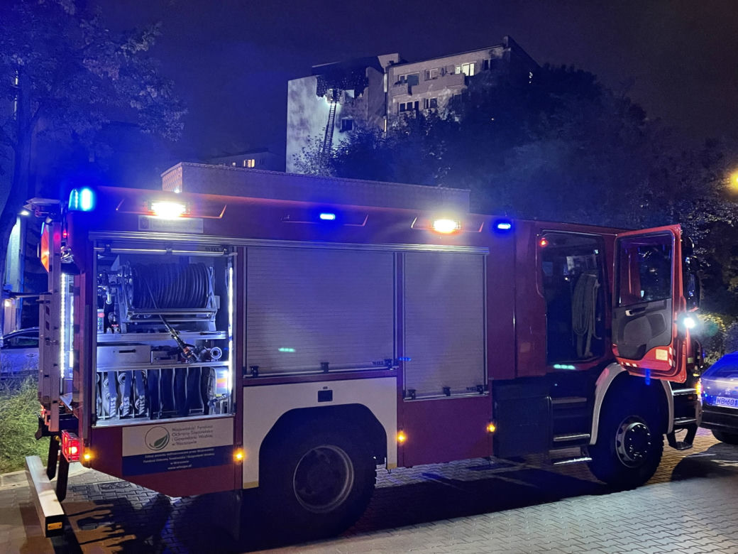 Pożar w bloku na Powiślu. Mieszkańcy uciekali na dach. Ogień odciął im drogę 