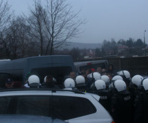 Skandal na meczu. Kibice Hutnika Kraków trzymani... w klatce niczym dzikie zwierzęta
