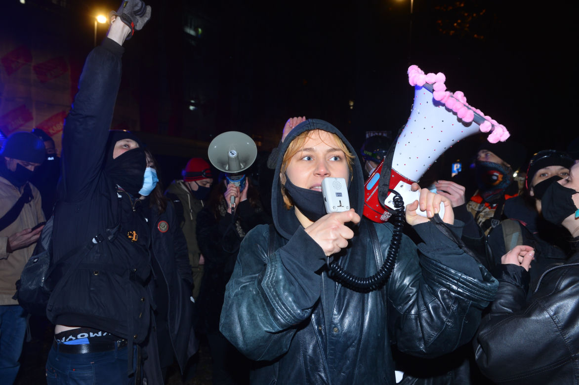 Protesty przed MEN. Strajk kobiet blokuje stolicę 