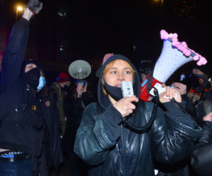 Protesty przed MEN. Strajk kobiet blokuje stolicę 