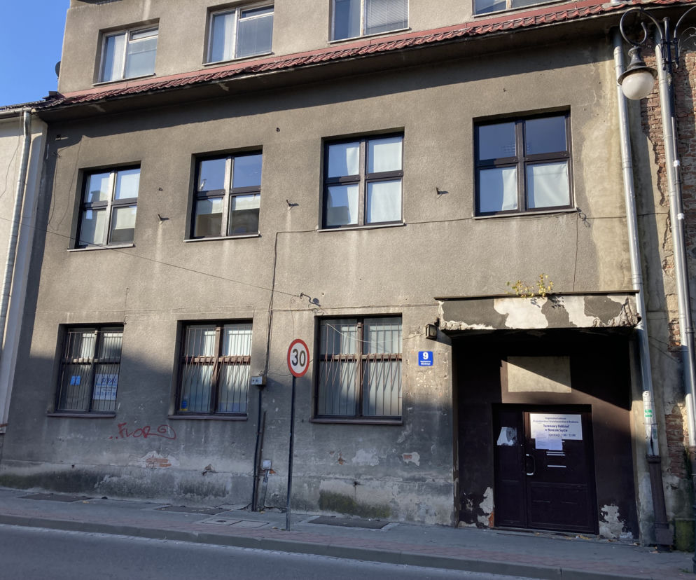 Budynek przy ul. Kazimierza Wielkiego z którego wyprowadza się Centrum Krwiodawstwa