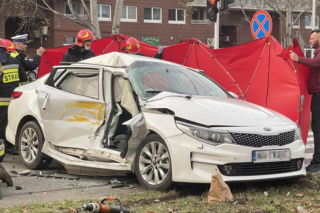 Tramwaj zmiótł auto na Białołęce. Zmarł kierowca, jego żona dalej walczy o życie