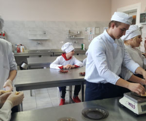 Tłusty czwartek w ZSGH w Grudziądzu. Uczniowie smażyli pączki i faworki