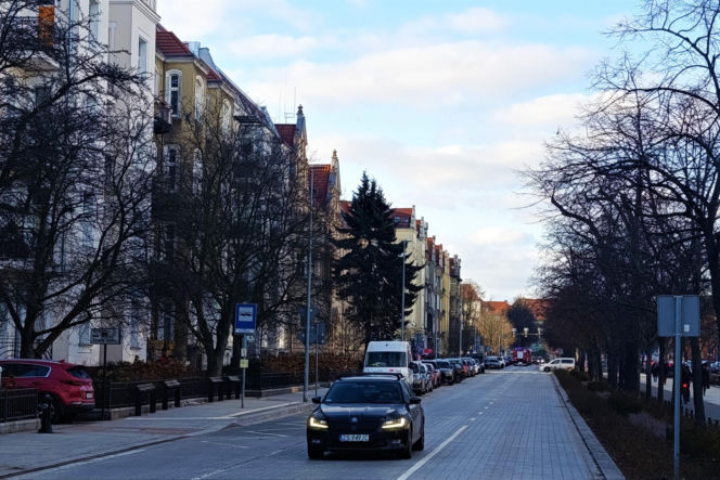 Zniszczony bruk na Al. Jana Pawła II w Sczecinie