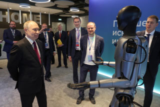 Robot podszedł do Putina! Nie zgadniesz, co zrobił potem