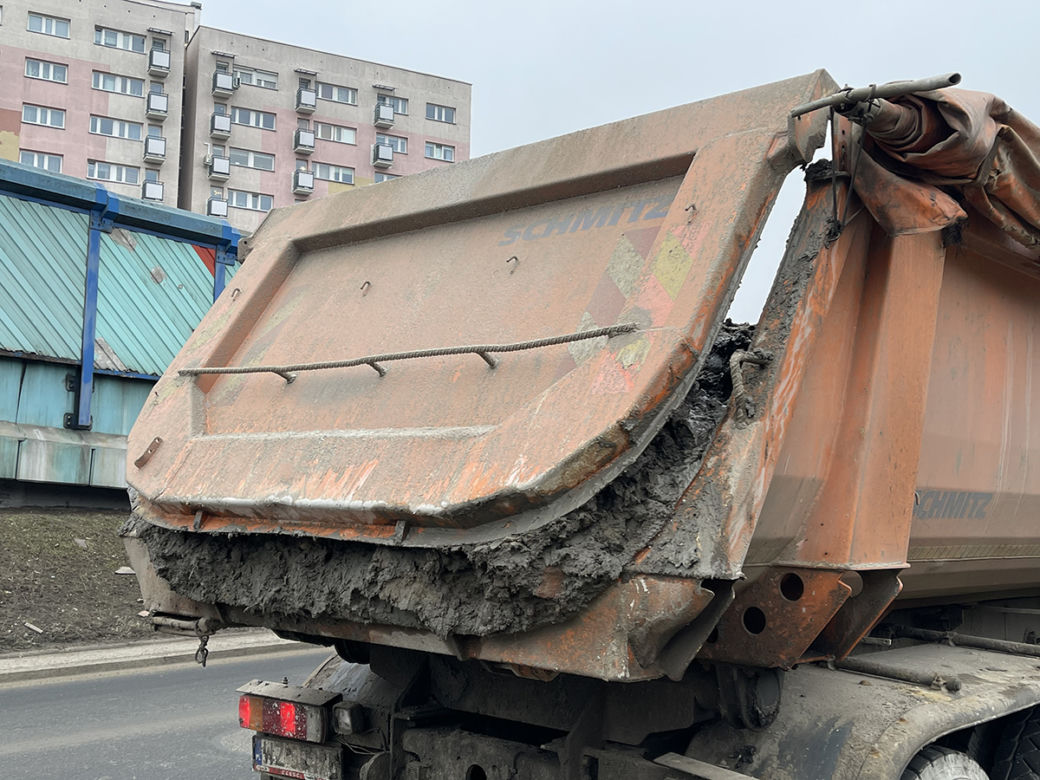 Beton zalał ulicę w Warszawie