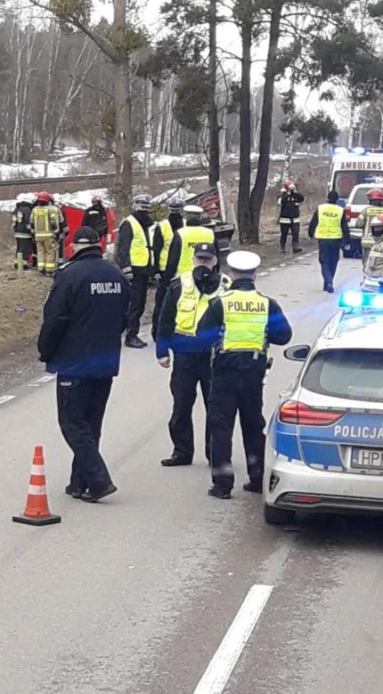 Wypadek śmiertelny w Białogrądach. Bus uderzył w drzewo. Zginął kierowca [ZDJĘCIA]