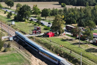 TYLKO U NAS! Wstrząsające zdjęcia z katastrofy kolejowej na Mazowszu. Z ciężarówki została miazga!