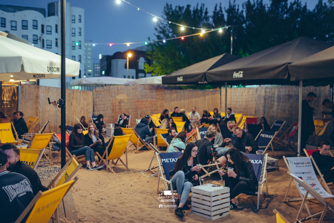 Streat Food Młynowa w Białymstoku. Klimatyczna miejscówka przyciąga tłumy białostoczan [ZDJĘCIA]