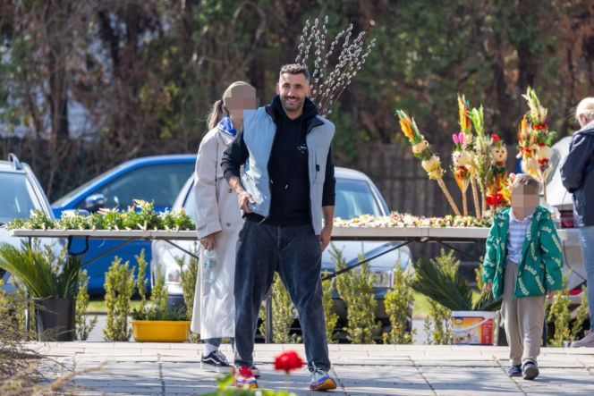 Rafał Maserak tańczący z palmami