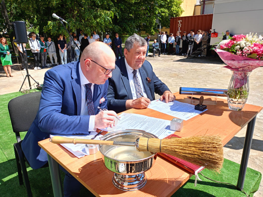 W ścianie budynku powstającego Branżowego Centrum Umiejętności w branży elektroenergetyki zamurowana została także kapsuła czasu