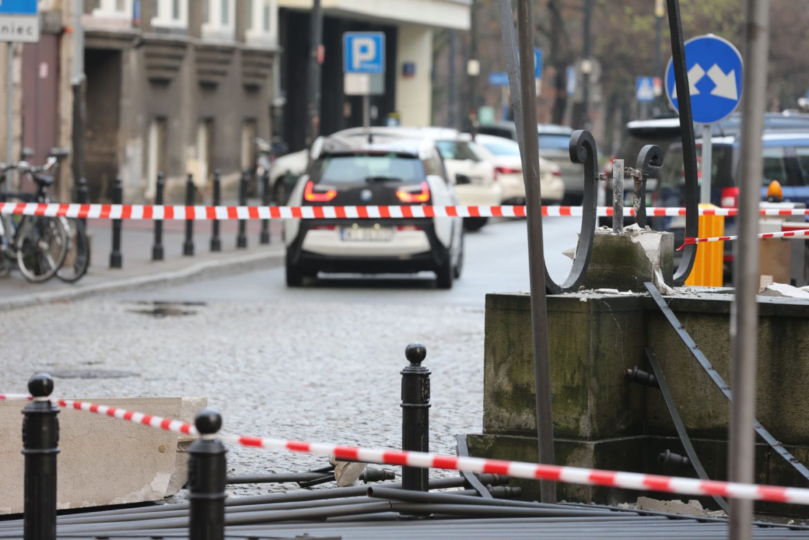 Ciężarówka zniszczyła zabytkową bramę wjazdową na teren Kancelarii Prezydenta