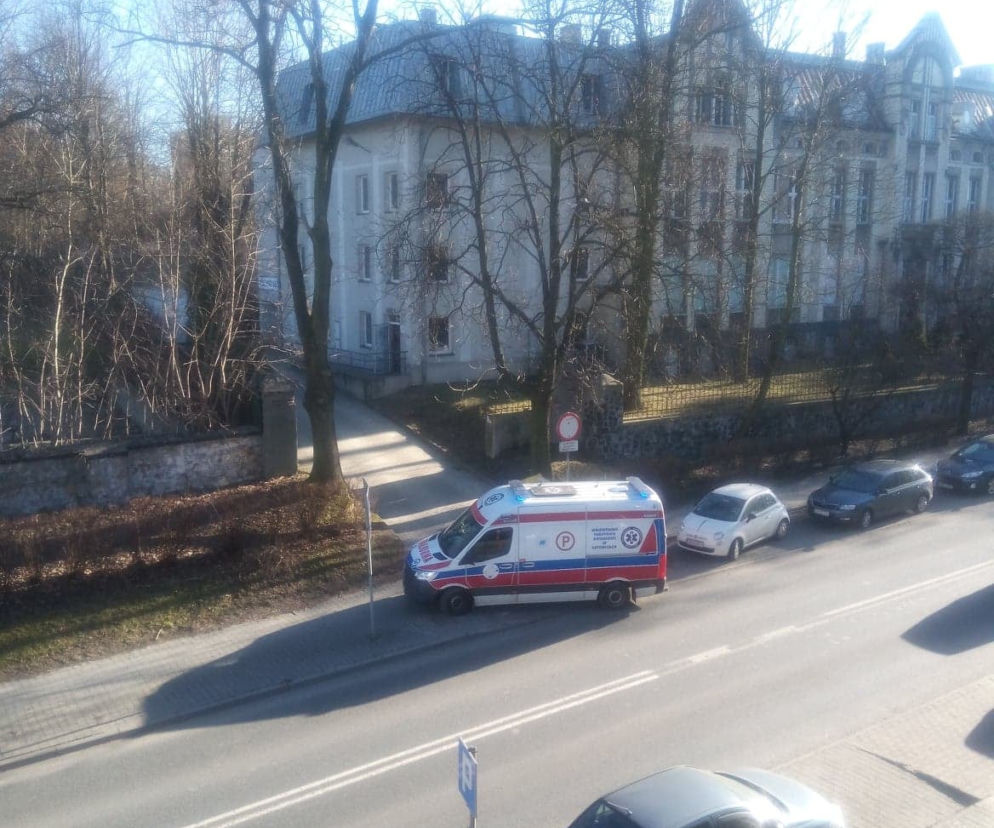 Mysłowice. Mężczyzna czekał na pomoc na chodniku przed szpitalem. Nie otrzymał jej