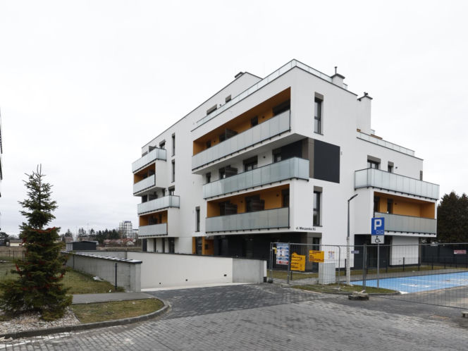 Warszawa, format: Deweloper postawił domy na Mleczarskiej. Cofnięto mu pozwolenie na budowę