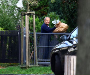 Donald Tusk obsypał żonę kwiatami
