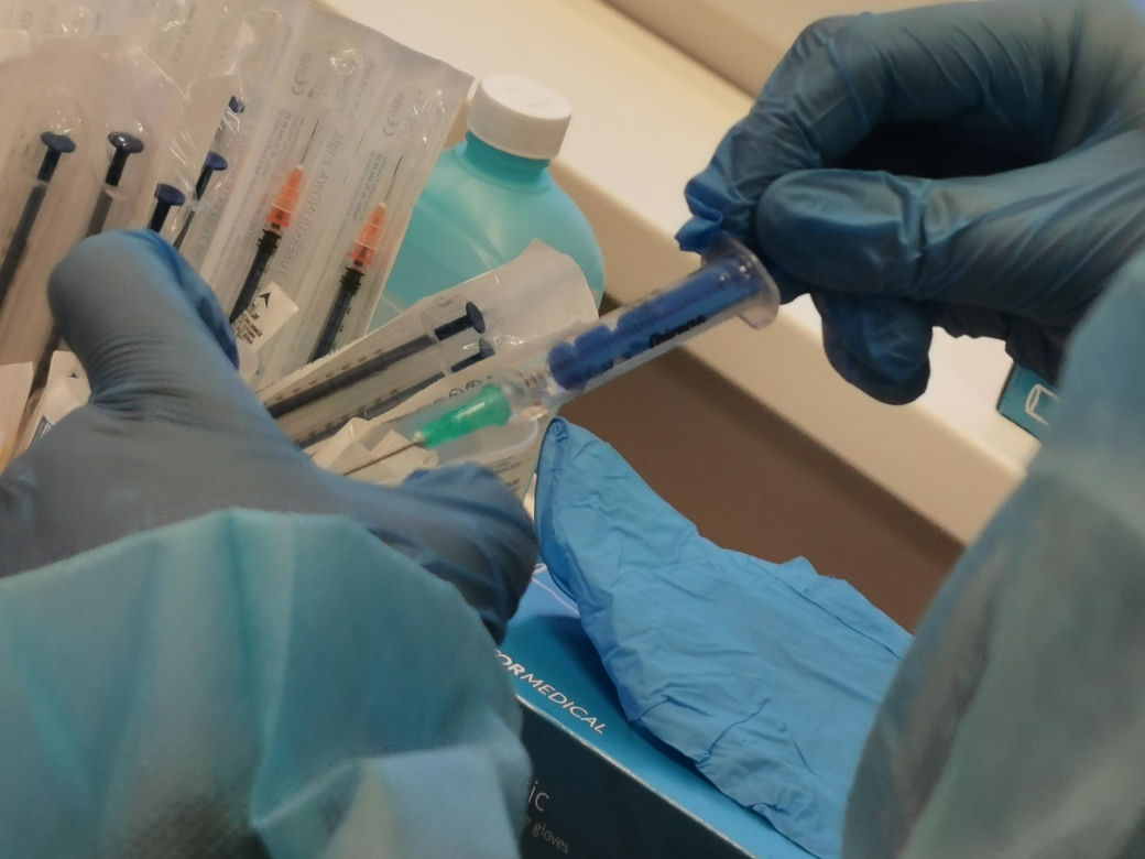 Szpital w Ostrowie rozpoczął szczepienia przeciw COVID-19