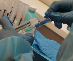 Szpital w Ostrowie rozpoczął szczepienia przeciw COVID-19