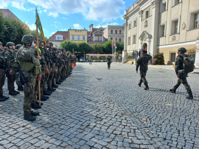 Z Rynku w Lesznie wystartował 7. Rajd na Wschowę. ​Na pamiątkę marszu wojsk w 1939 roku