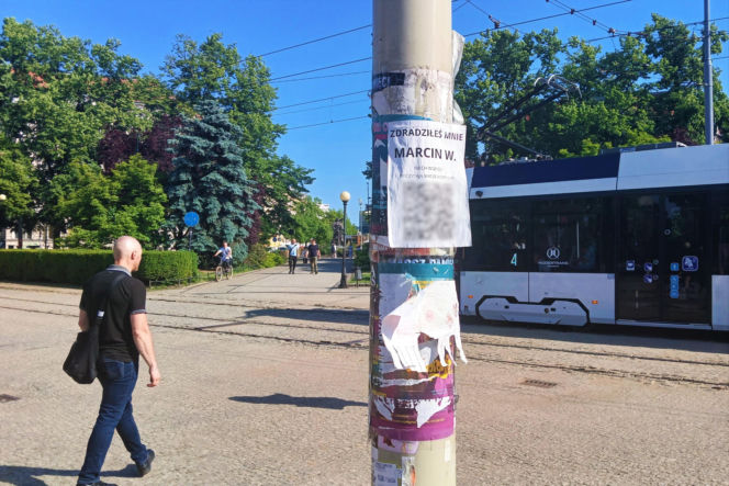Tajemnicze plakaty na przystankach w Szczecinie