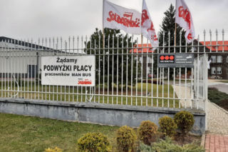 Żądamy podwyżki płac! W starachowickim MAN-ie wczoraj plakaty a dziś flagi  