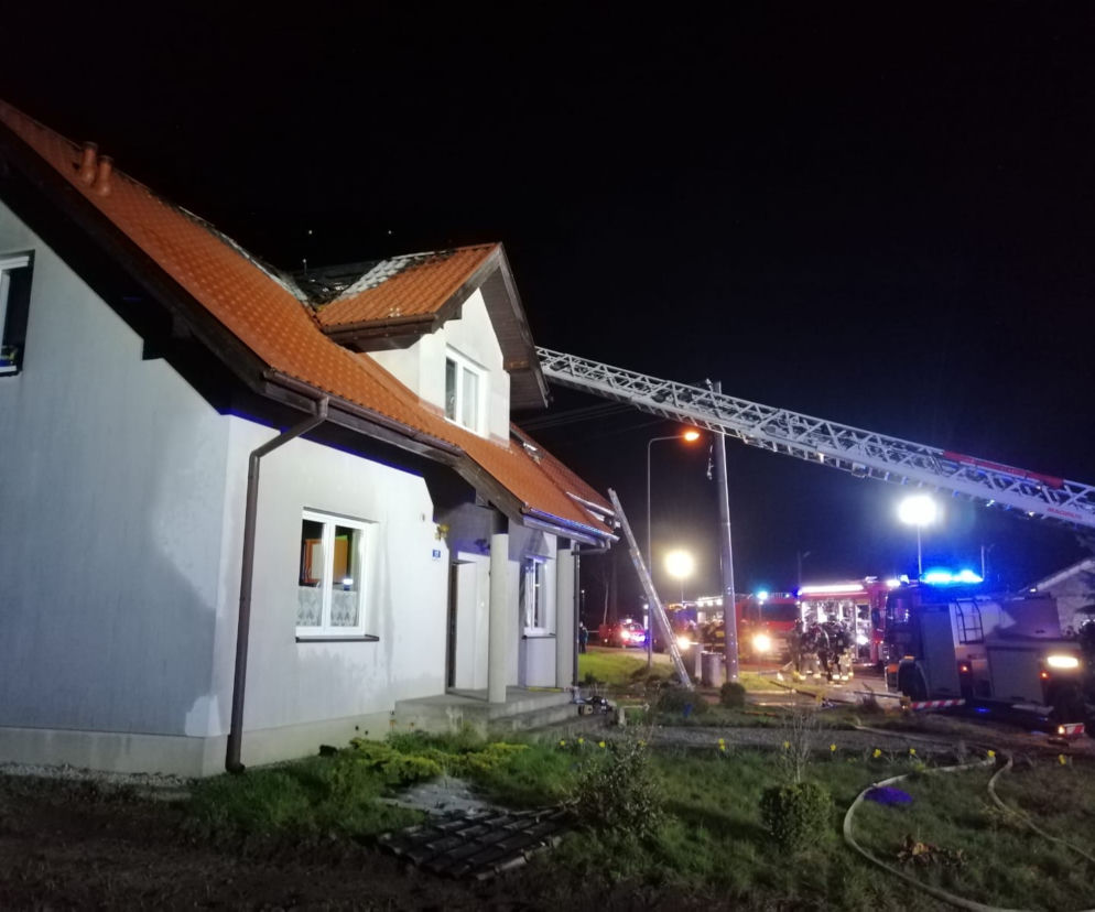 Duże straty po pożarze domu jednorodzinnego w Lasocicach koło Leszna
