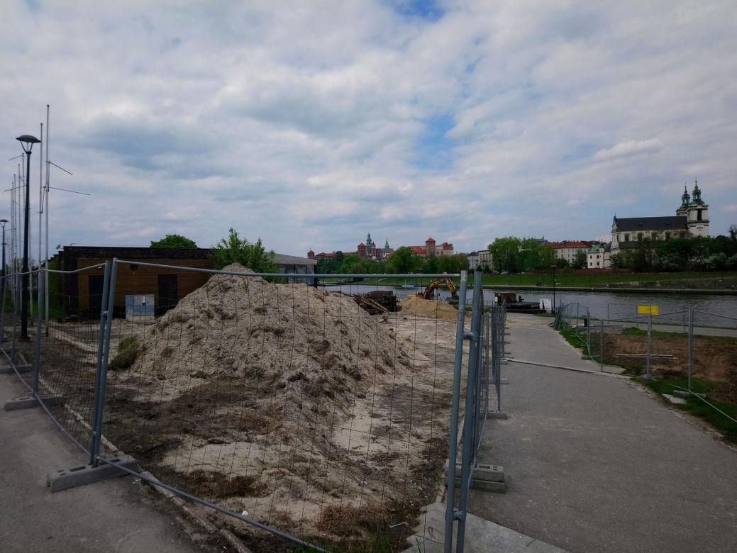 Kraków: Plaża przy Forum znika bezpowrotnie
