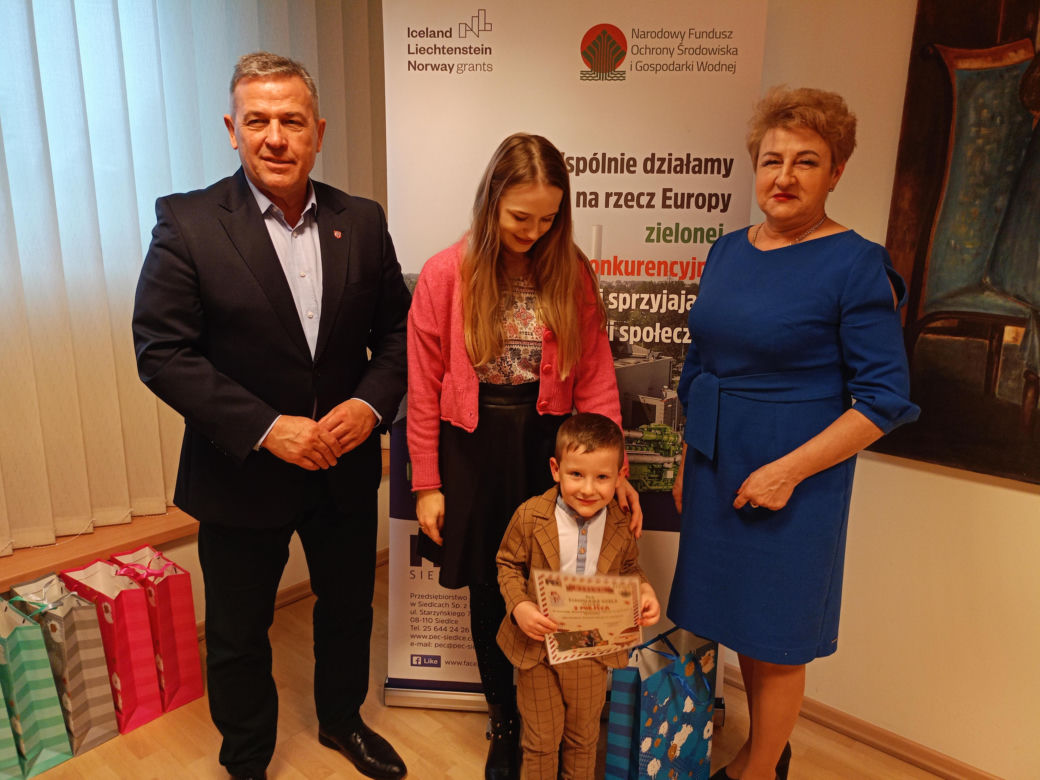 Podsumowanie konkursu na bożonarodzeniową kartkę świąteczną z recyklingu odbyło się w siedzibie Przedsiębiorstwa Energetycznego w Siedlcach