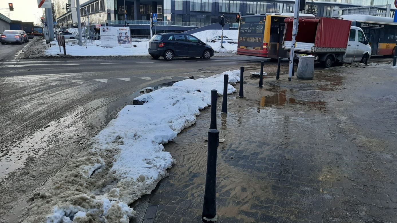 Potężna awaria na woli. Woda zalała ulicę, gigantyczne utrudnienia