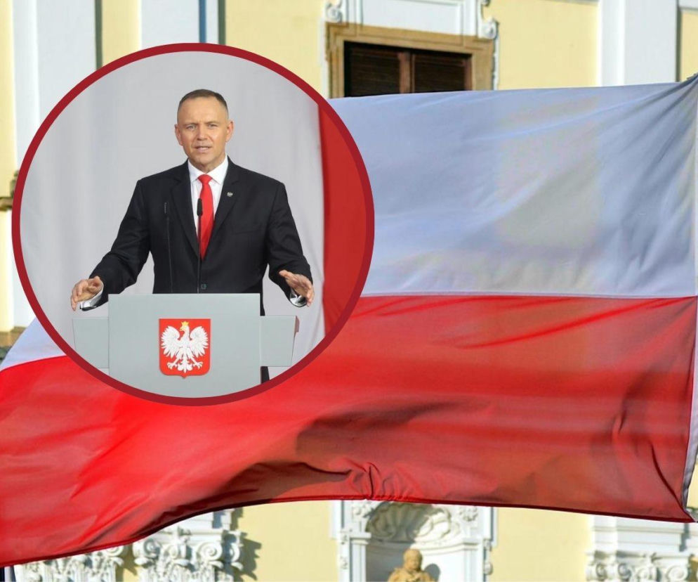 Flaga Polski, a obok na miniaturze przemawiający mężczyzna. O petycji w sprawie zmiany hymnu przeczytasz w serwisie Eska.