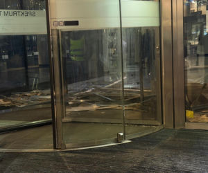 Runął sufit w biurowcu przy Twardej! Wiemy, co było przyczyną awarii