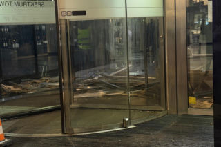 Runął sufit w biurowcu przy Twardej! Wiemy, co było przyczyną awarii