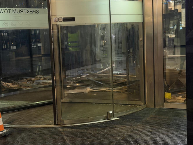 Runął sufit w biurowcu przy Twardej! Wiemy, co było przyczyną awarii