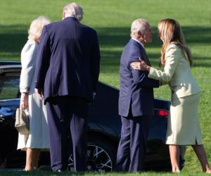 Król Karol i królowa Kamila u Trumpów. Melania dała im herbatę, a potem pokazała pasiekę w kształcie Białego Domu