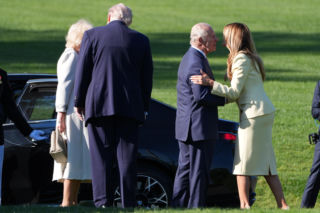 Król Karol i królowa Kamila u Trumpów. Melania dała im herbatę, a potem pokazała pasiekę w kształcie Białego Domu