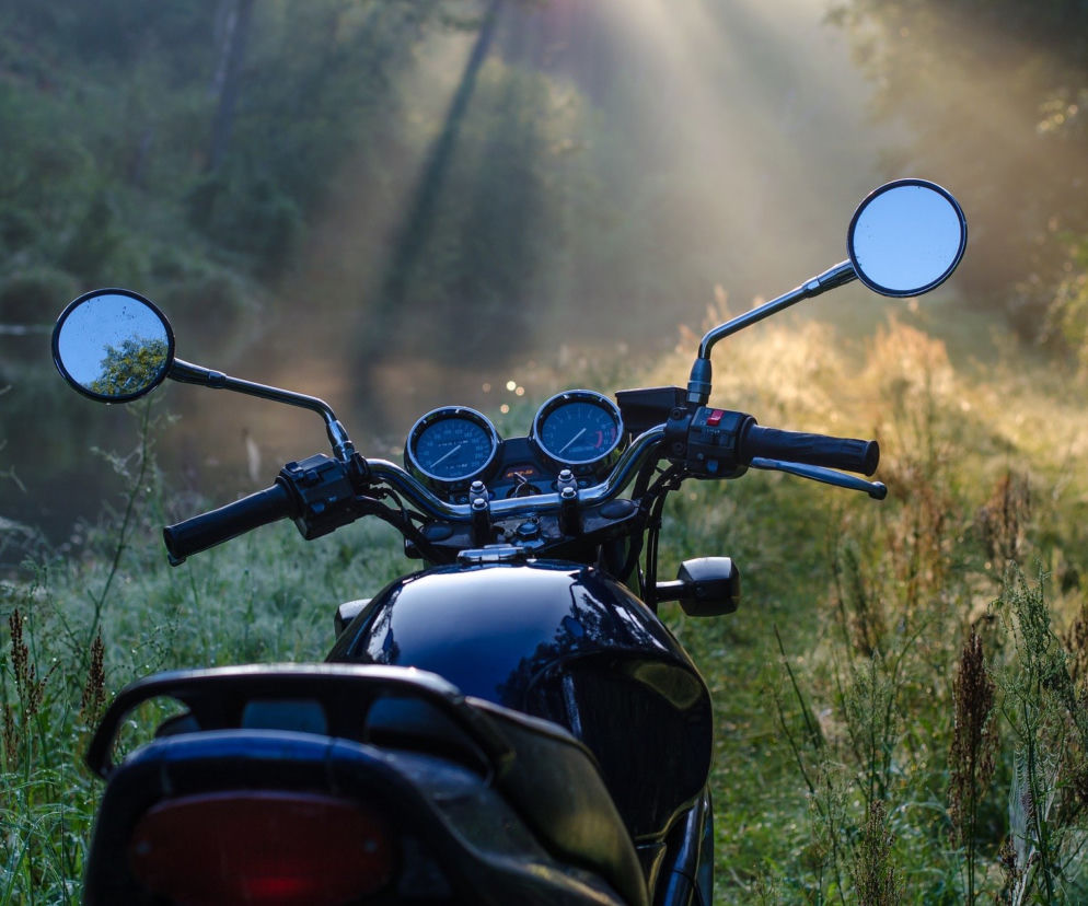 Policyjny pościg za 66-letnim motocyklistą. Jechał bez kasku i nie zatrzymał się do kontroli