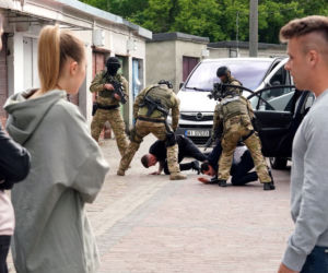 Barwy szczęścia odc. 2524. Jowita (Magdalena Żak), Patryk (Konrad Skolimowski), Celina (Orina Krajewska), Bonda (Maciej Kosmala)