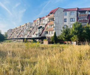 Stare vs nowe. Oto osiedle Zamkowe w Będzinie, które przypomniał Filip Springer. Dziś liczy się PUM, a dawniej spółdzielnia nie martwiła się o koszt działki