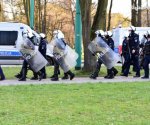 Tychy: Policjanci kontra pseudokibice. Gorąco po meczu GKS-u! Starcie ponad 200 osób