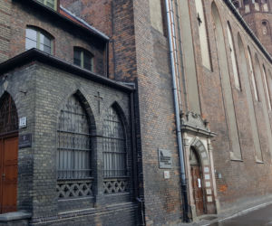 W przylegających salach kościoła mieści się także klasztor Ojców Dominikanów