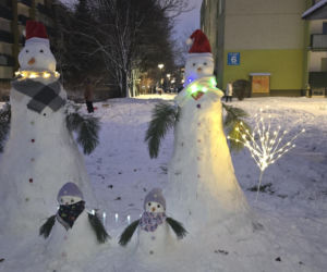 Rodzina bałwanów w Lublinie. Państwo Wrońscy zbudowali zimowy hit osiedla