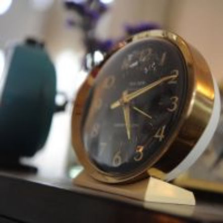 Zmiana czasu 2016 z zimowego na letni: Tik Tok, czyli przestawiamy zegarki na wiosnę w rytmie hitu Ke$hy! [VIDEO] – informacje, premiery teledysków – ESKA.pl