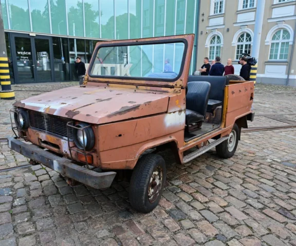 Jedyny w Polsce terenowy Polonez. Muzeum w Szczecinie pokazało unikat z czasów PRL