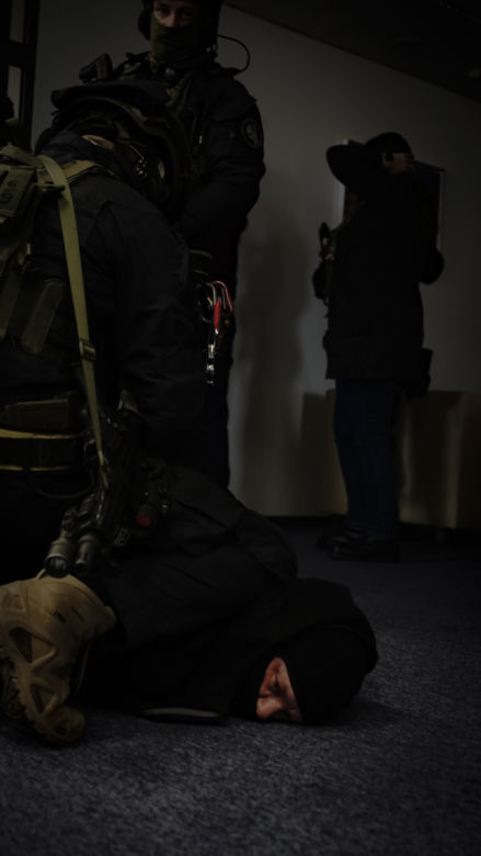 Zamaskowany i uzbrojony napastnik w Pomorskiej Specjalnej Strefie Ekonomicznej. Interweniowali antyterroryści