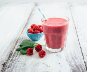 Blenduję i przelewam do szklanek. Ten koktajl to moja tajna broń w walce ze zbędnymi kilogramami 