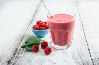 Blenduję i przelewam do szklanek. Ten koktajl to moja tajna broń w walce ze zbędnymi kilogramami 