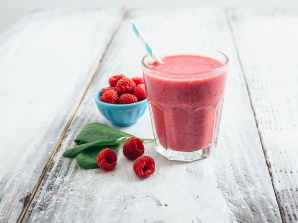 Blenduję i przelewam do szklanek. Ten koktajl to moja tajna broń w walce ze zbędnymi kilogramami 