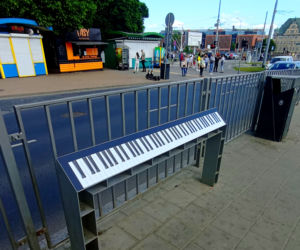Muzyczne klimaty na przystanku tramwajowym w centrum Szczecina. Skąd wzięło się to nietypowe pianino? 