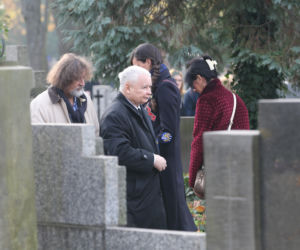 Jarosław Kaczyński na grobie swojej mamy Jadwigi Kaczyńskiej